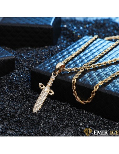 COLLIER PENDENTIF ÉPÉE : Symbole de bravoure est présent 